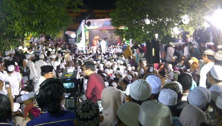 Ribuan Orang Hadiri Peringatan Tujuh Hari Meninggalnya Uje