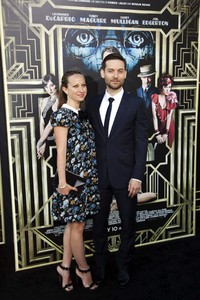 Tobey Maguire dan Jennifer Meyer tampil serasi di karpet merah. Reuters/Andrew Kelly.