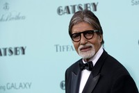 Aktor senior Bollywood Amitabh Bachchan juga tampak hadir dengan setelan tuxedonya. Reuters/Andrew Kelly.