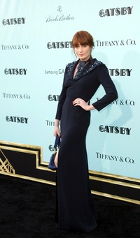 Tampil cantik dan anggun, musisi asal Inggris Florence Welch berpose di depan kamera. Reuters/Andrew Kelly.