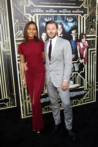 Alexis Blake dan Joel Edgerton berfoto bersama. Reuters/Andrew Kelly.