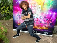 Pose Bastian di depan kamera.