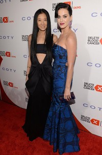 Katy dan Vera Wang berpose bersama. Dimitrios Kambouris/Getty Images for Delete Blood Cancer-DKMS Americas/AFP.