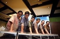 Seremoni dilakukan dengan membubuhkan cap tangan.