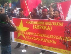 Mahasiswa di Malang Usung Pocong Simbol Matinya Pendidikan