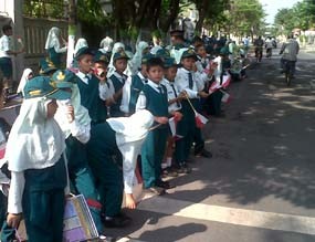 Kunjungi Rumah Busana Bordir, Ribuan Siswa Sambut Ani Yudhoyono