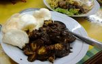 Asyiknya Ngemil Tahu Tek Telor Plus Es Sinom yang Segar!