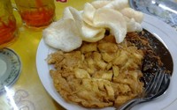 Salah satu menu yang paling banyak dipesan adalah tahu tek telor (Rp. 13.000). Tahu yang lembut digoreng bersama balutan kocokan telur. Begitu mendarat di mulut, terjejak rasa petis yang kuat, beradu dengan kacang tanah dan gerusan bawang putih yang wangi.