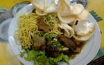 Asyiknya Ngemil Tahu Tek Telor Plus Es Sinom yang Segar!