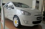 Mitsubishi Mirage Berkelir Batik dan Pelek Bunga