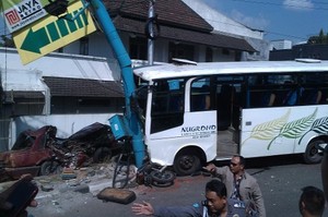 Bus Tabrak 3 Mobil Hingga Ringsek di Semarang Diduga karena Rem Blong