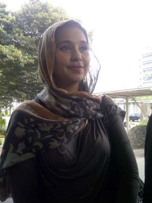 Ayu Azhari Pernah Ajak Fathanah ke Restorannya