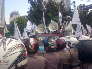 300-an Anggota FPI Demo di Depan Kedubes Myanmar