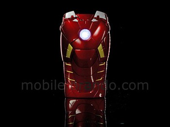     Casing ini terbuat dari bahan yang keras dan dibalut cat metalik yang eye catching. Proses finisingnya juga terbilang baik, halus dan rapih. (kredit foto: brando.com)