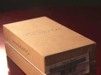     Box Galaxy S4 berwarna coklat dengan balutan motif kayu.