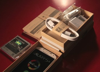     Berikut isi box Samsung Galaxy S4.