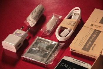     Aksesoris lengkap Galaxy S4 meliputi baterai, handsfree, charger, dan kabel data.