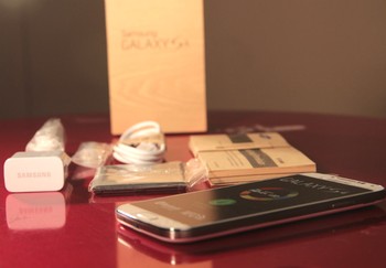     Layar Samsung Galaxy S4 lebih besar dari seri sebelumnya. Piranti ini juga terasa nyaman saat digenggam.