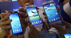 Wajah Sumringah Pemilik Galaxy S4 Pertama