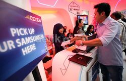 Wajah Sumringah Pemilik Galaxy S4 Pertama