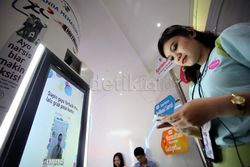 Wajah Sumringah Pemilik Galaxy S4 Pertama