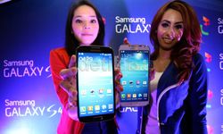 Wajah Sumringah Pemilik Galaxy S4 Pertama