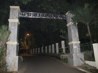 Inilah pintu masuk Taman Pemakaman Umum (TPU) Jeruk Purut yang dipercaya ada penunggunya. Demikian kata Eko Santoso atau dikenal Babe Ook, satu-satunya kuncen Jeruk Purut kepada detikTravel, Selasa (30/4) (Afif/detikTravel)