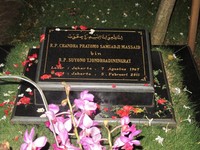 Meski dikenal angker, rupanya kuburan Jeruk Purut menjadi makam bagi orang-orang dan tokoh terkenal. Aktor Adjie Massaid dan penyanyi tenar Chrisye dimakamkan di sini (Afif/detikTravel)