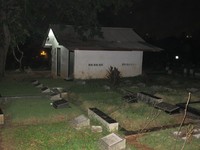 Ada satu rumah kecil di tengah-tengah kuburan Jeruk Purut. Itulah kuburan makam keramat dan juga terkenal seram. Babe Ook jarang mengajak wisatawan yang uji nyali ke sini (Afif/detikTravel)