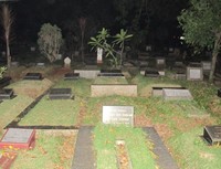 Inilah tempat yang dipercaya munculnya pastur tanpa kepala dan letaknya tak jauh dari makam keramat. Bentuknya pria memakai pakaian pastur dan menenteng kepalanya. Dia juga membawa anjing yang besar dan matanya merah, kata Babe Ook (Afif/detikTravel)