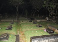 Kuburan Jeruk Purut memiliki banyak lampu penerang. Meski demikian, kesan angker dan seram begitu terasa saat Anda berwisata horor ke kuburan yang berada di Jakarta Selatan ini (Afif/detikTravel)