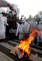 Massa FUI Robek Bendera Myanmar