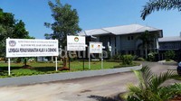 Lapas Cibinong berada di Kelurahan Pondok Rajeg, Kecamatan Cibinong, Bogor, Jawa Barat. Lokasi Lapas berada sekitar 1 Km dari pemukiman penduduk.