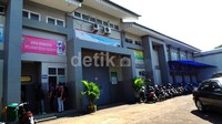 Saat tiba di Lapas, seluruh tamu maupun tahanan yang akan masuk hanya bisa melalui satu pintu utama.