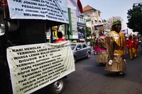 Dua ondel-ondel turut memeriahkan demonstrasi yang digelar di Jalan Fatmawati, Jakarta Selatan. Lamhot Aritonang/detikFoto.