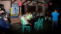 Kontrakan yang juga digunakan untuk berjualan air minum isi ulang 'Rasya Water' ini disewa Julisman. Julisman melaporkan diri sebagai penghuni baru bersama Zaenal Abidin.
