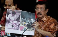 Untuk meyakinkan publik, Jaksa Agung Basrief Arief memamerkan foto-foto Susno.