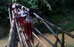 Anak SD Meniti Jembatan Bambu di Lebak