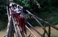 Anak-anak ini harus meniti jembatan bambu untuk bisa sampai ke sekolah di SD Desa Mekar Jaya, Cileles, Lebak, Banten. Yasser Ali Harakan/detikcom.