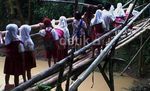 Anak SD Meniti Jembatan Bambu di Lebak