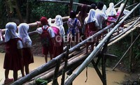 Mereka terpaksa menantang maut karena jika harus memutar jalan menuju sekolah mereka butuh waktu 2-3 jam. Yasser Ali Harakan/detikcom.
