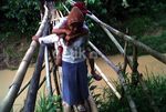 Anak SD Meniti Jembatan Bambu di Lebak