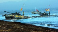     Amfibi Marinir melakukan pendaratan. Dalam Latgab tersebut para prajurit TNI tampak cekatan memainkan alutsista saat melakoni skenario menghancurkan kekuatan musuh. Ghazali Dasuqi/detikFoto.