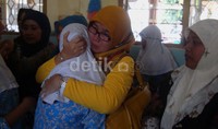 Tangis haru para siswa tak terbendung saat mereka meminta doa restu kepada orang tuanya. UN tingkat SD akan dilaksanakan Senin (6/5/2013) mendatang. Arbi Anugrah/detikFoto.