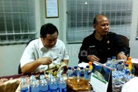 Terpidana kasus korupsi Susno Duadji terlihat lahap makan sate ayam saat menandatangani berkas eksekusi di Lapas Cibinong, Jawa Barat. (Foto: Dokumen Kejaksaan)