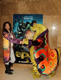 Steve terlihat berjabat tangan dengan Nim Galuu. Graham Denholm/Getty Images.