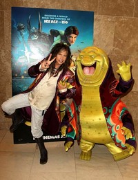 Vokalis band rock tersebut berpose kocak bersama Nim Galuu. Graham Denholm/Getty Images.