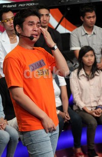 Olga menghapus air matanya. Gus Mun/detikHOT.