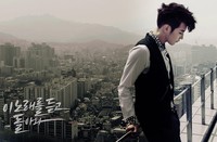 Jun.K mamadukan vest hitamnya itu dengan kemeja putih beraksen stud. (JYPE)