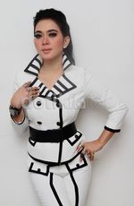 Putih-putih ala Syahrini